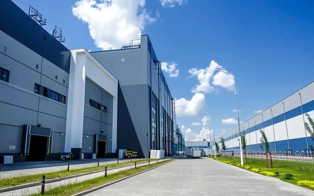 Centrale wentylacyjne w halach produkcyjnych – jak zapewniają jakość powietrza?